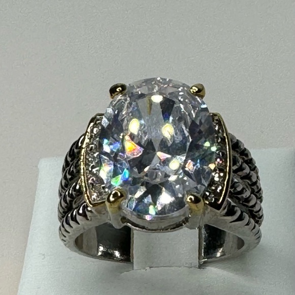 TWO TONE RING 10 CARAT SIMULATED CENTER STONE - Picture 4 of 9